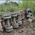 ঘুমন্ত চালকের গাফিলতিতে নয়ানজুলিতে কয়লা বোঝাই ট্রেলার, বিদ্যুৎ বিচ্ছিন্ন চোপড়ায়