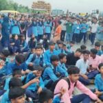 শিক্ষা পরিকাঠামোর বেহাল দশা ও সহকারি প্রধান শিক্ষকের অপসারণের দাবিতে তিতপুকুর হাইস্কুলের পড়ুয়াদের পথ অবরোধ